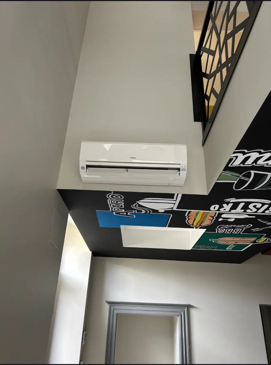 Climatisation murale Hitachi installée dans un séjour