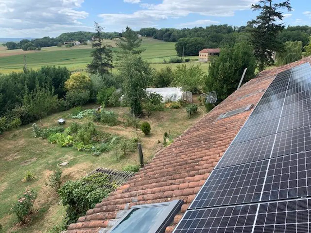 Panneaux photovoltaïques posés sur une toiture, campagne des Hautes-Pyrénées